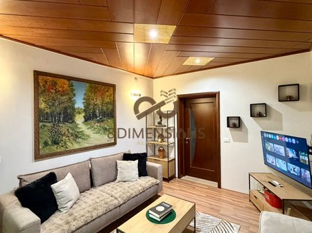 Jepet me qera Apartament 1+1 ne prane Globit  ne katin e 2 te nje Vile 3 kateshe  (D8241A-90)