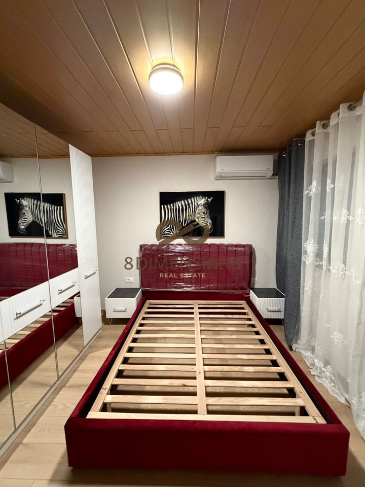 Jepet me qera Apartament 1+1 ne prane Globit  ne katin e 2 te nje Vile 3 kateshe  (D8241A-90)