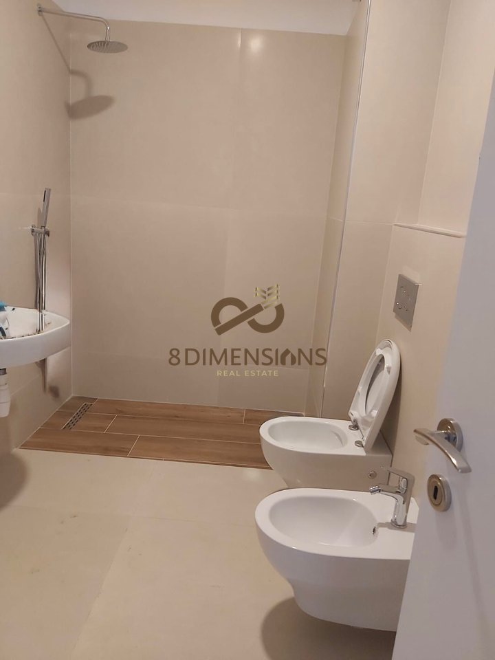 JEPET ME QERA AMBIENT KOMERCIAL NE RRUGEN KONGRESI I MANASTIRIT (D828A-24)