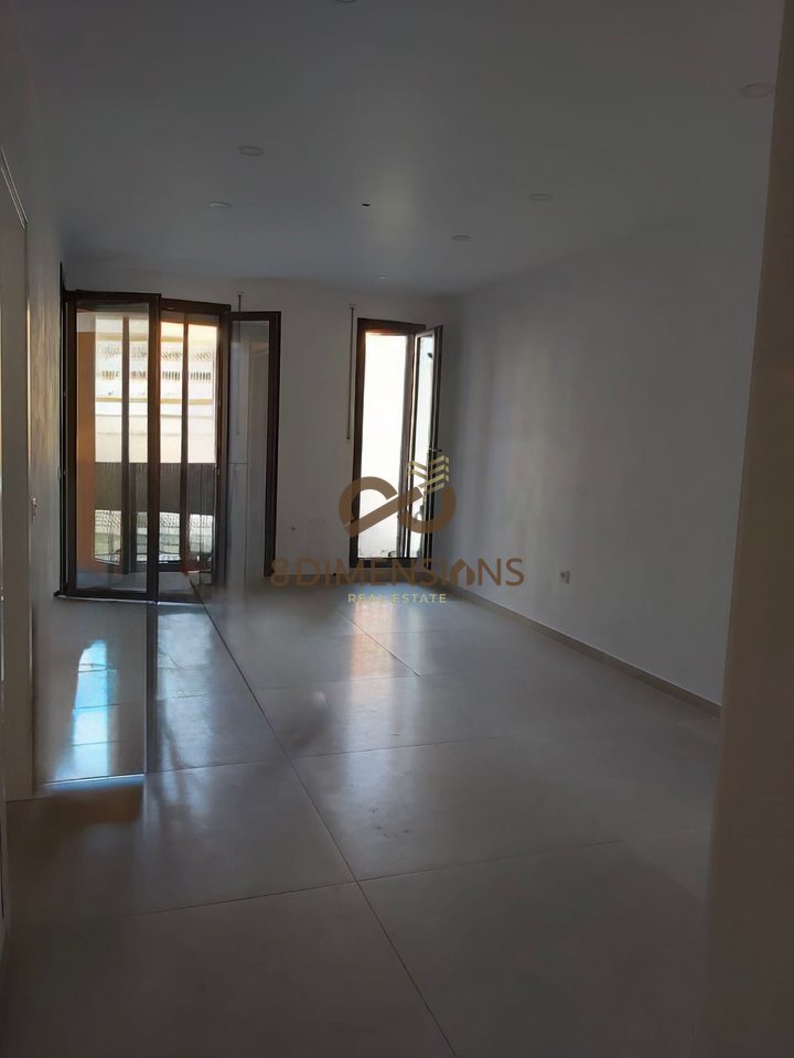 JEPET ME QERA AMBIENT KOMERCIAL NE RRUGEN KONGRESI I MANASTIRIT (D828A-24)