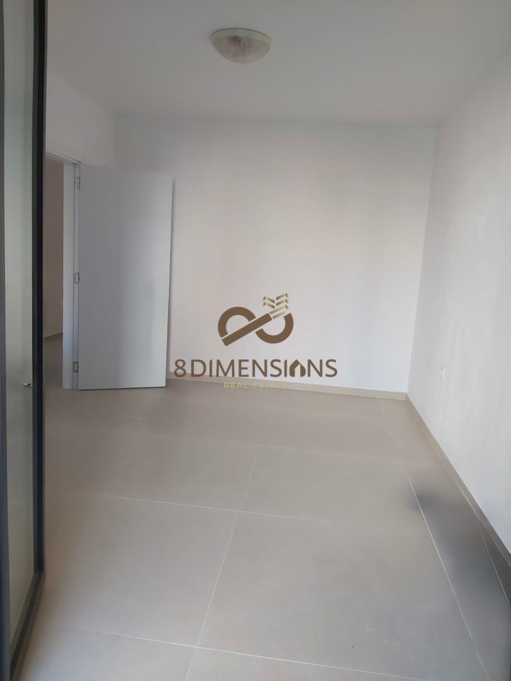 JEPET ME QERA AMBIENT KOMERCIAL NE RRUGEN KONGRESI I MANASTIRIT (D828A-24)