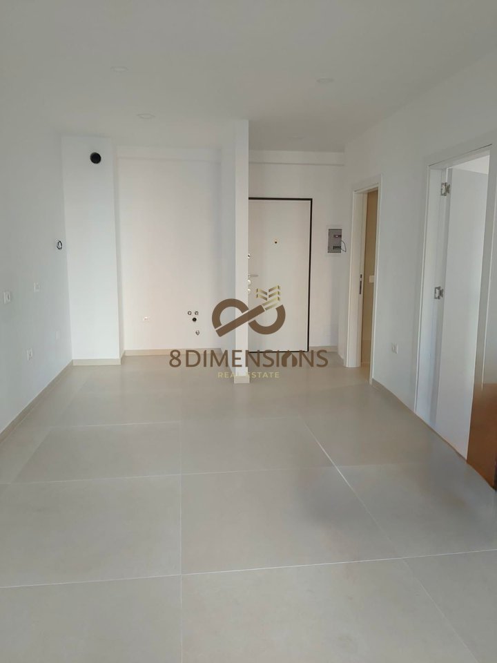 JEPET ME QERA AMBIENT KOMERCIAL NE RRUGEN KONGRESI I MANASTIRIT (D828A-24)