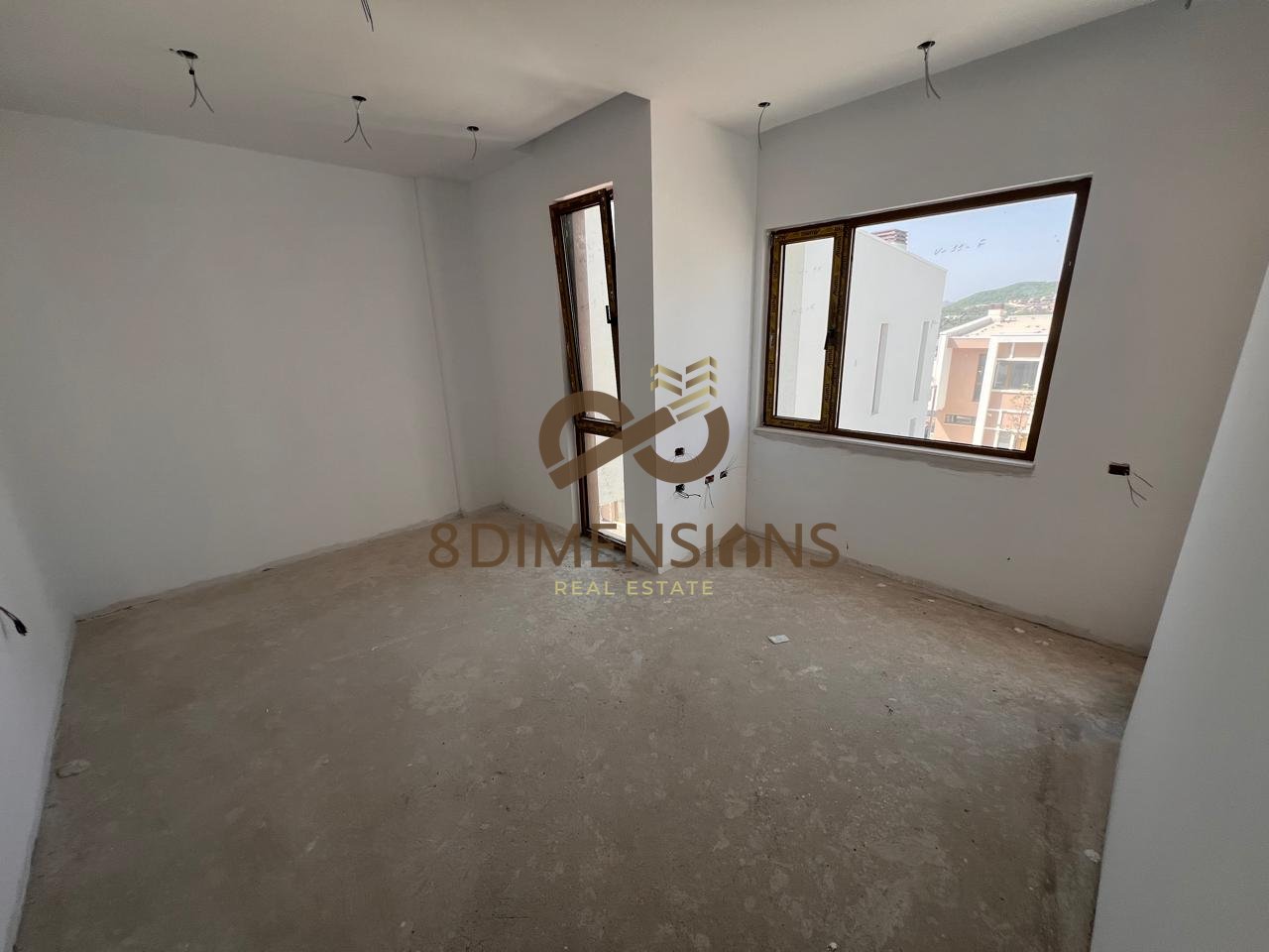 Vile në shitje pranë TEG – në një nga rezidencat më elitare  (D819A-10)