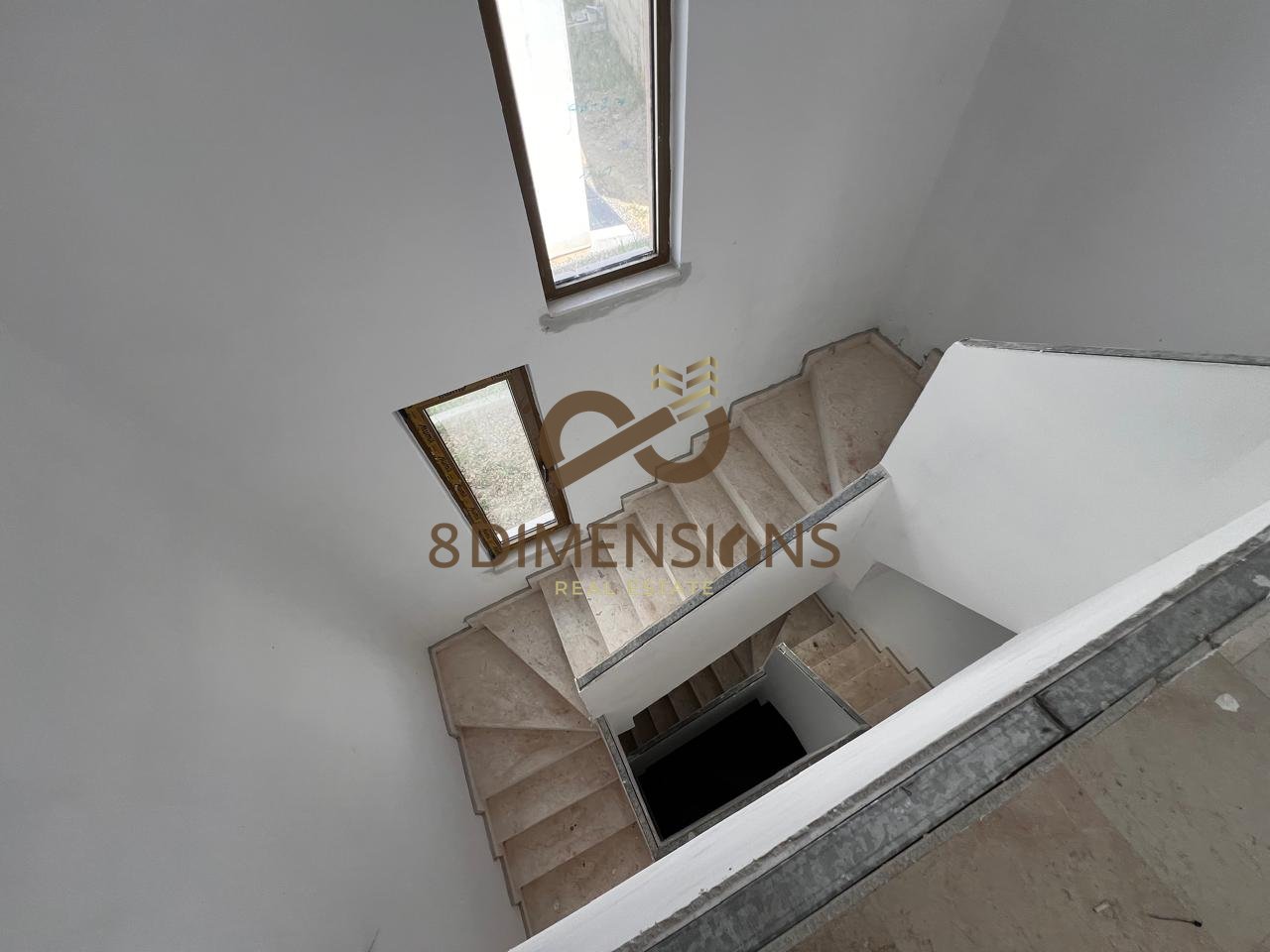 Vile në shitje pranë TEG – në një nga rezidencat më elitare  (D819A-10)