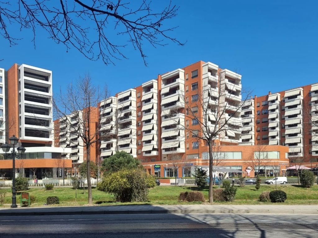 Shitet Dyqan Njesi ne dokumenta prane deliorgjit ne katin 0 (D815A-22)