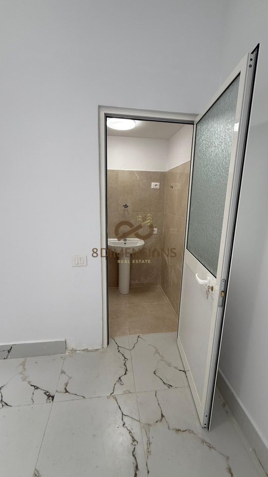 SHITET DYQAN ME SUPER CMIM SHUME PRANE QENDRES SE TIRANES (D815A-23)