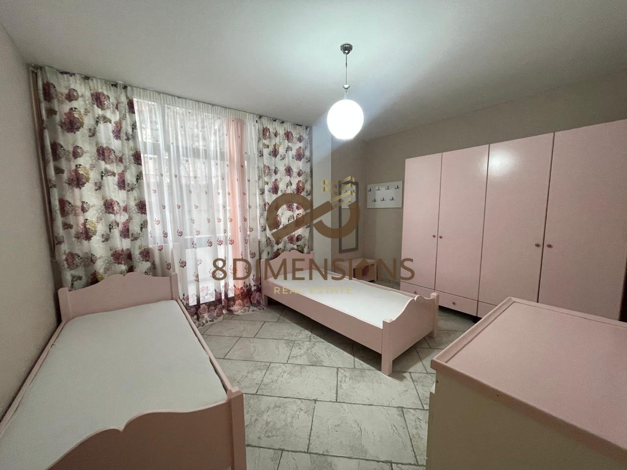 Jepet me qera Apartament 2+1+Parking prane Shkolles se Kuqe tek Rruga  Qemal Stafa  (D8242A-105)
