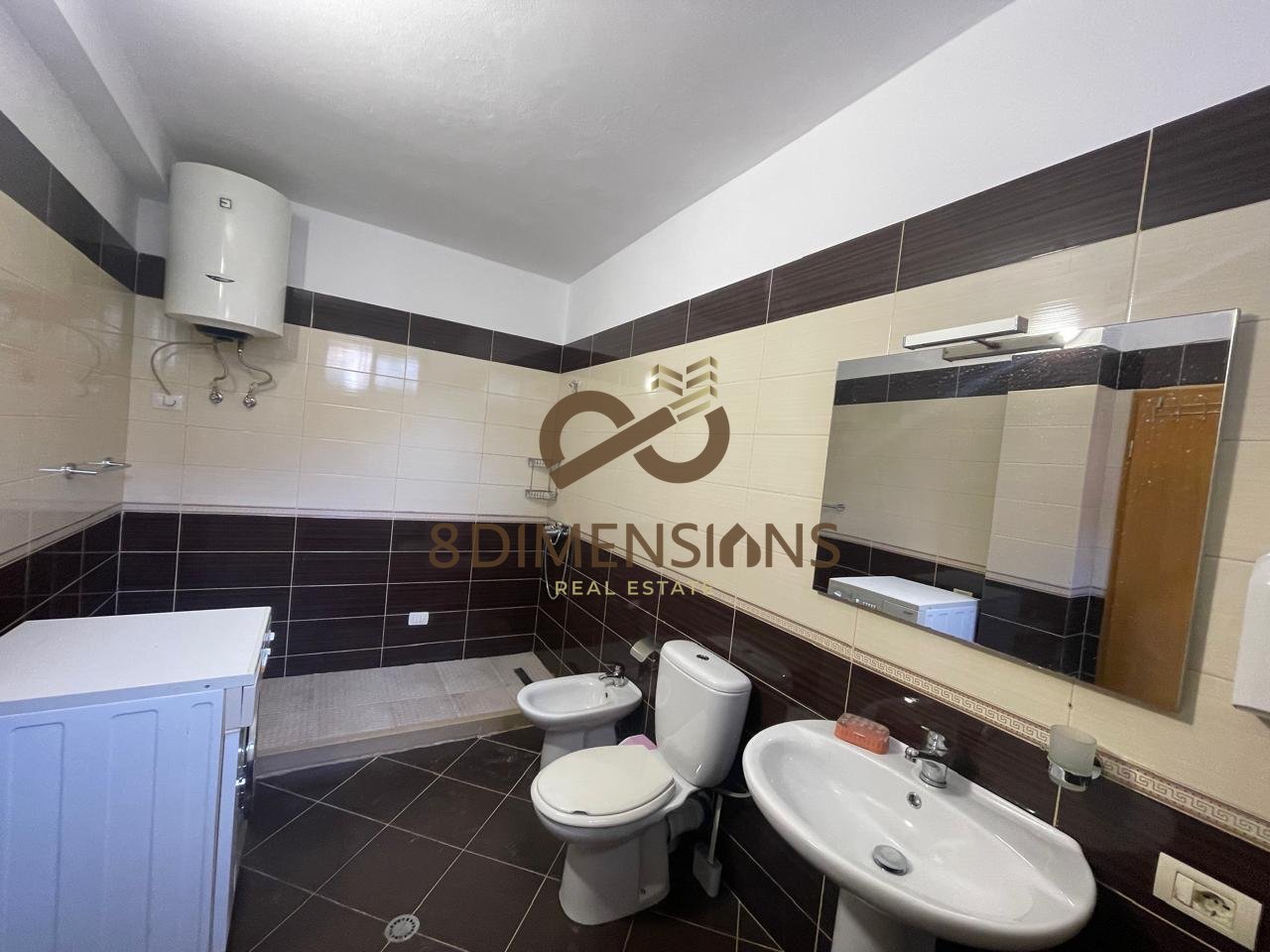 Jepet me qera Apartament 2+1+Parking prane Shkolles se Kuqe tek Rruga  Qemal Stafa  (D8242A-105)