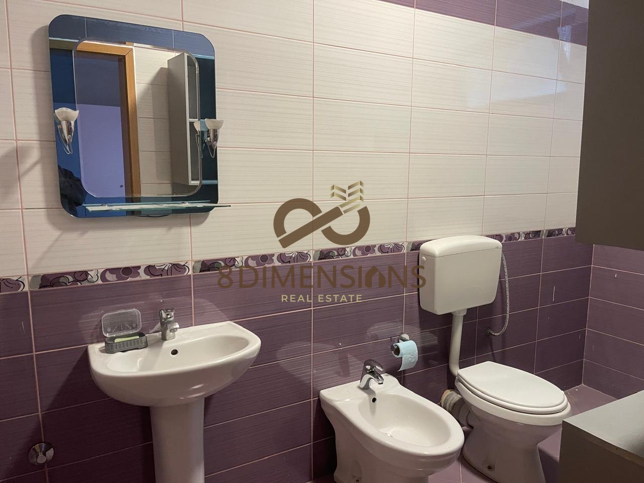 Jepet me qera Apartament 2+1+Parking prane Shkolles se Kuqe tek Rruga  Qemal Stafa  (D8242A-105)