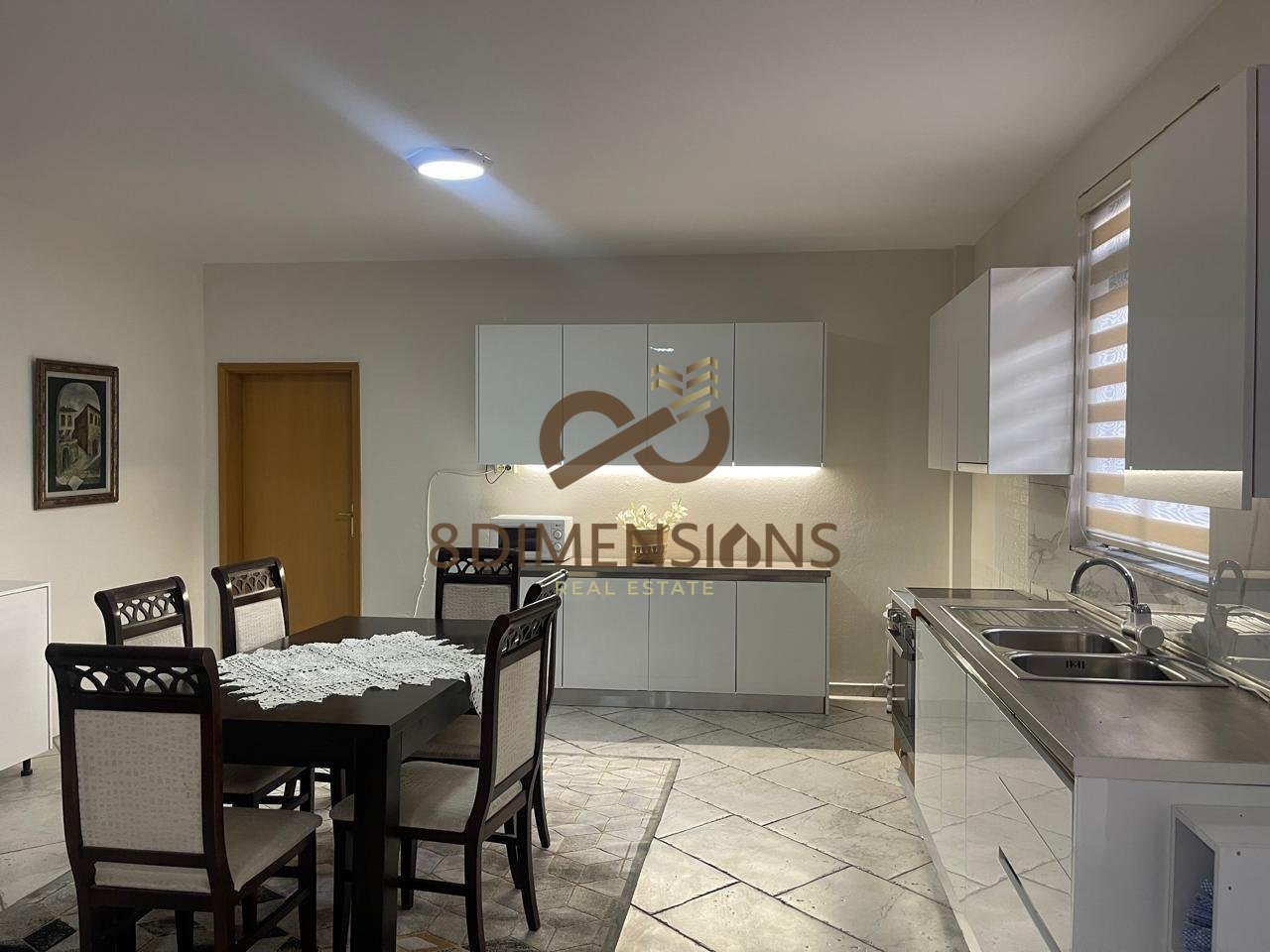 Jepet me qera Apartament 2+1+Parking prane Shkolles se Kuqe tek Rruga  Qemal Stafa  (D8242A-105)