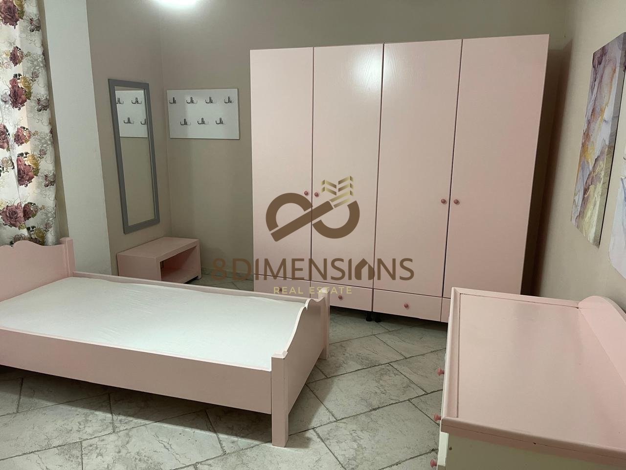 Jepet me qera Apartament 2+1+Parking prane Shkolles se Kuqe tek Rruga  Qemal Stafa  (D8242A-105)