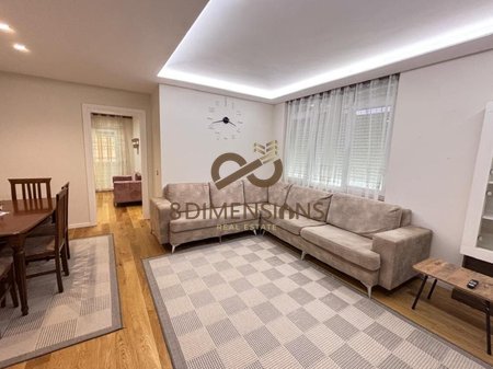Jepet me qera Apartament  3+1 prane Shkolles se Kuqe  (D8243A-10)