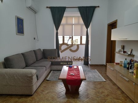 Jepet me qera Apartament 1+1 me kuzhine me vete ne Bllok prane Kafe Roma