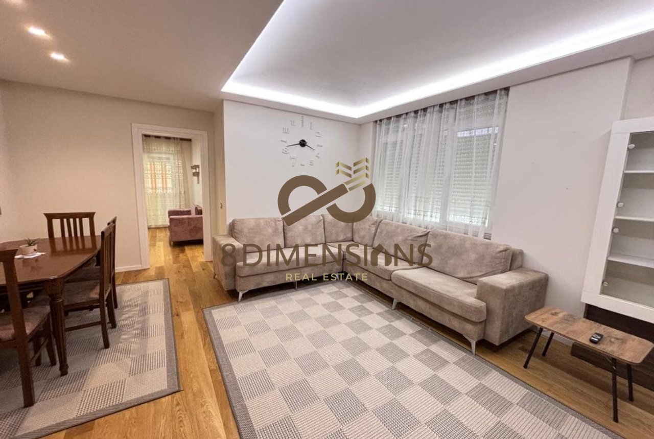 Jepet me qera Apartament  3+1 prane Shkolles se Kuqe  (D8243A-10)