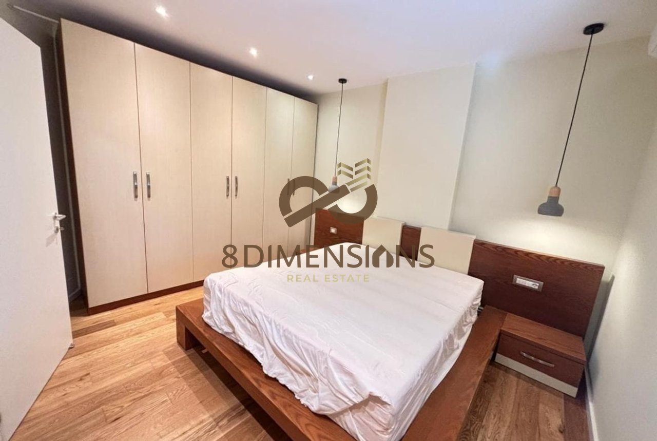 Jepet me qera Apartament  3+1 prane Shkolles se Kuqe  (D8243A-10)