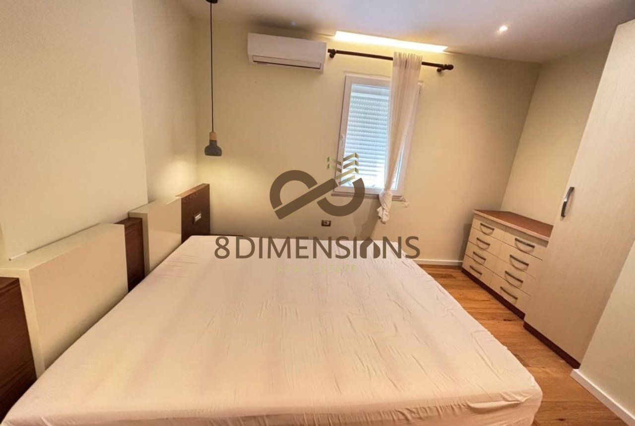 Jepet me qera Apartament  3+1 prane Shkolles se Kuqe  (D8243A-10)