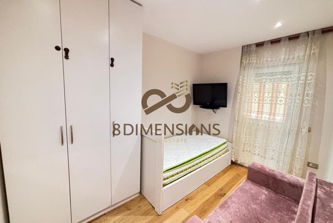 Jepet me qera Apartament  3+1 prane Shkolles se Kuqe  (D8243A-10)