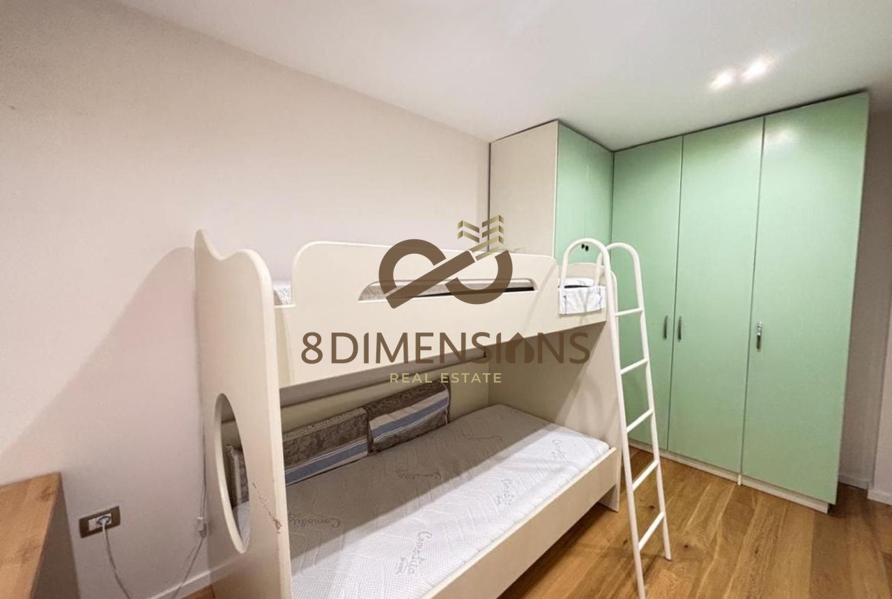 Jepet me qera Apartament  3+1 prane Shkolles se Kuqe  (D8243A-10)