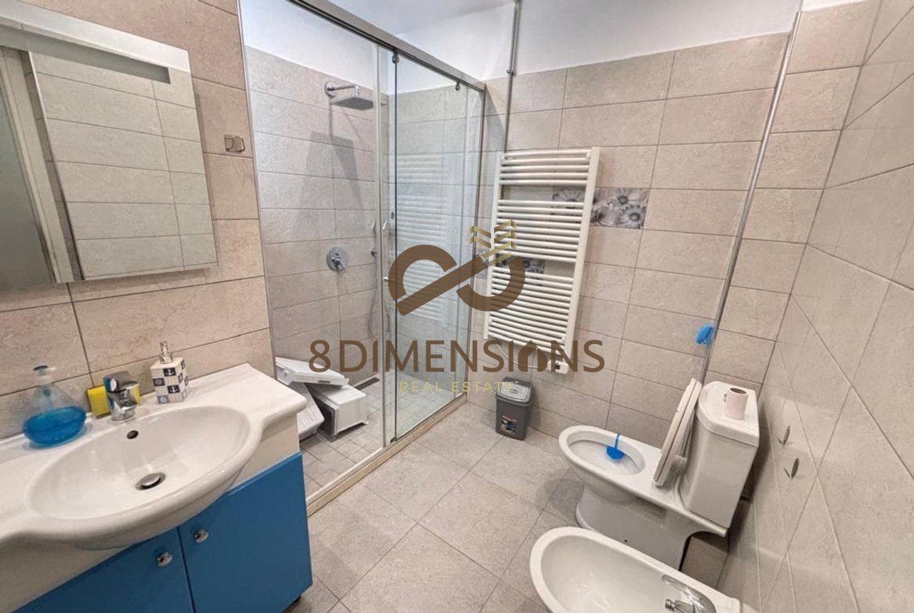 Jepet me qera Apartament  3+1 prane Shkolles se Kuqe  (D8243A-10)