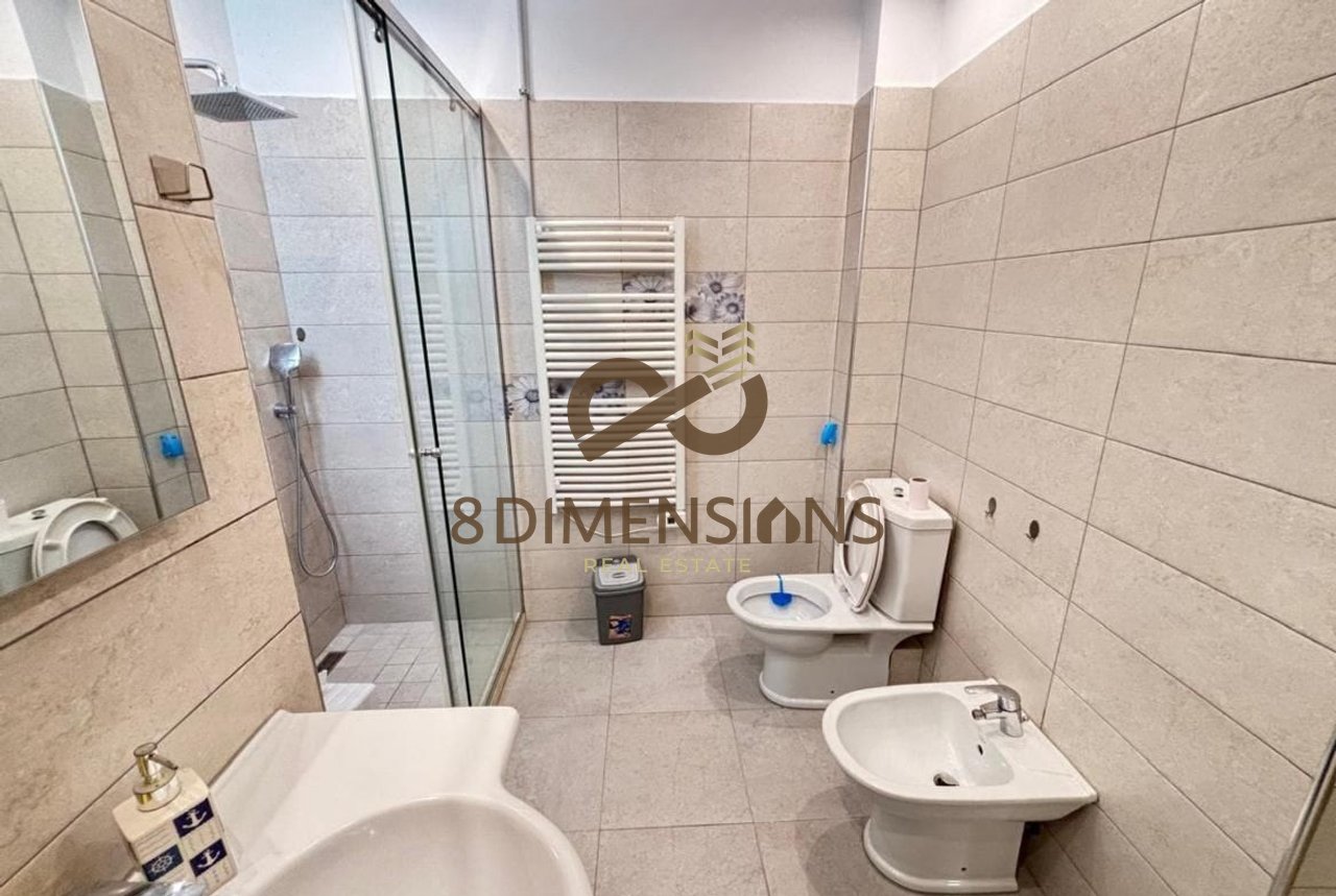 Jepet me qera Apartament  3+1 prane Shkolles se Kuqe  (D8243A-10)