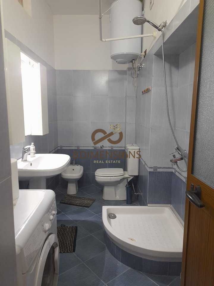 Jepet me qera Apartament 1+1 me kuzhine me vete ne Bllok prane Kafe Roma (D8241Z-39)