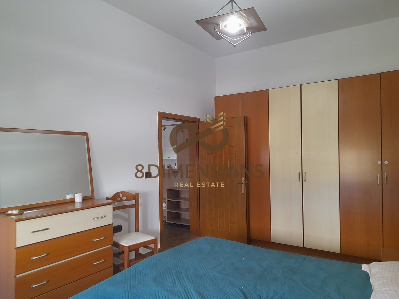 Jepet me qera Apartament 1+1 me kuzhine me vete ne Bllok prane Kafe Roma (D8241Z-39)