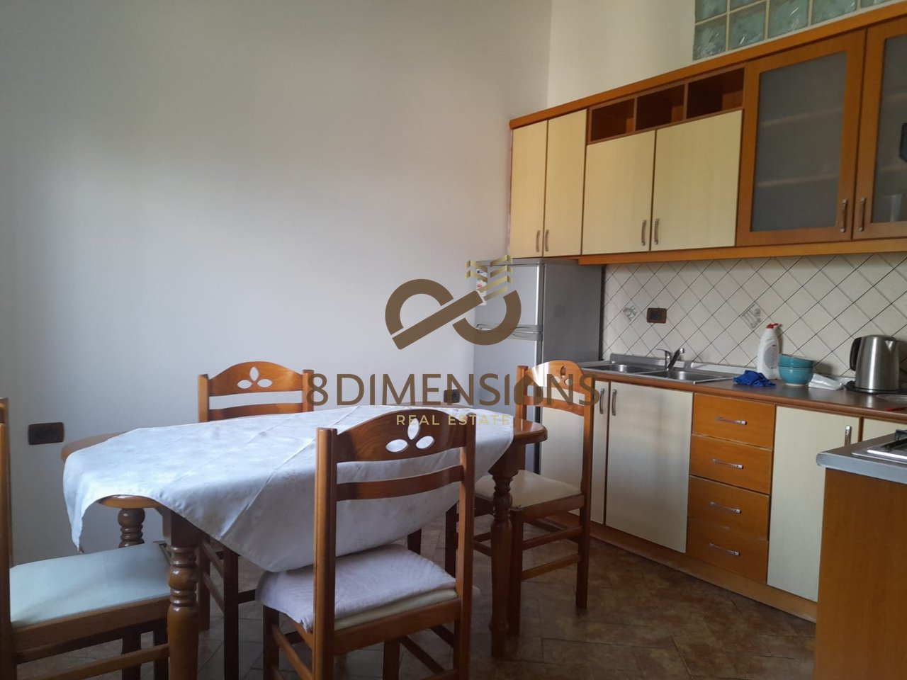 Jepet me qera Apartament 1+1 me kuzhine me vete ne Bllok prane Kafe Roma (D8241Z-39)