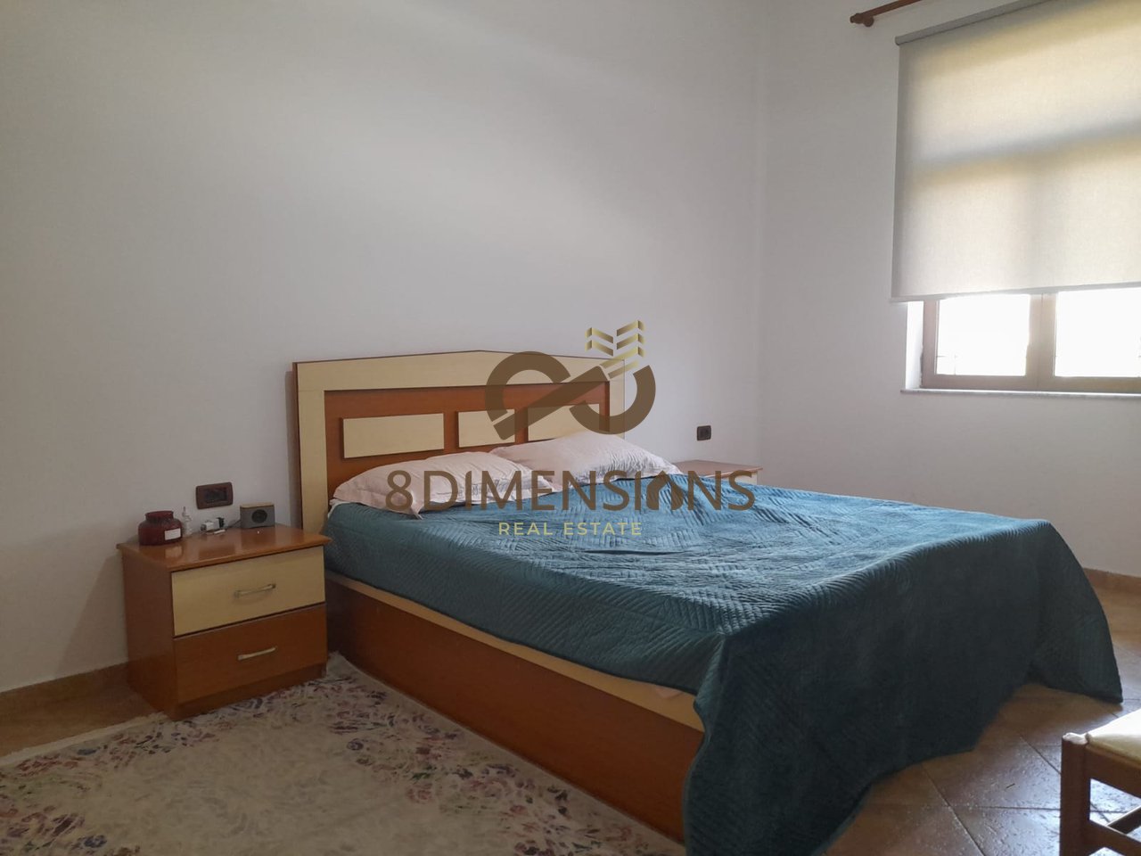 Jepet me qera Apartament 1+1 me kuzhine me vete ne Bllok prane Kafe Roma (D8241Z-39)