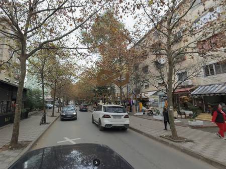 Shitet Apartament 1+1 Te Ish Parku Autobuzave ne Rrugen Kongresi I Lushnjes  (D8141Z-15)