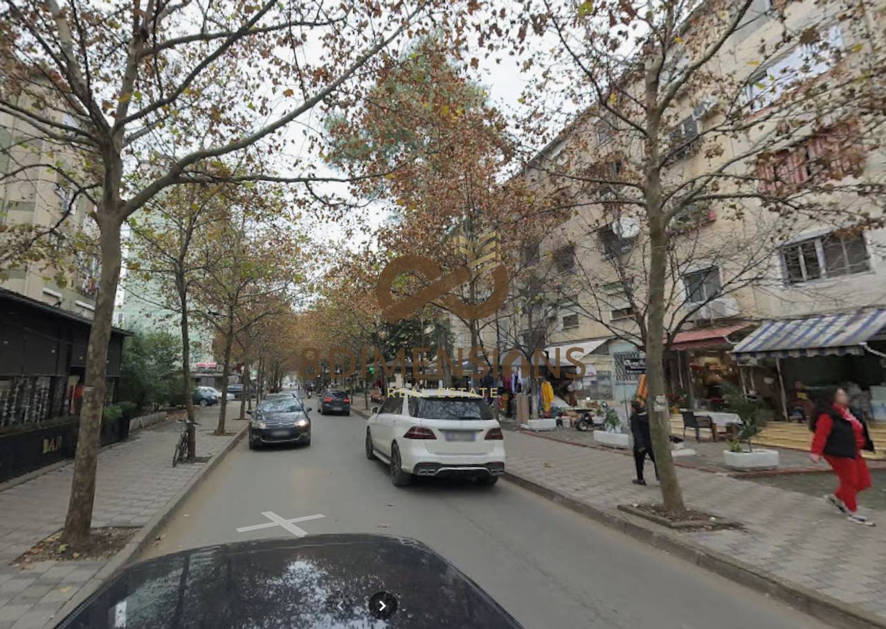 Shitet Apartament 1+1 Te Ish Parku Autobuzave ne Rrugen Kongresi I Lushnjes  (D8141Z-15)