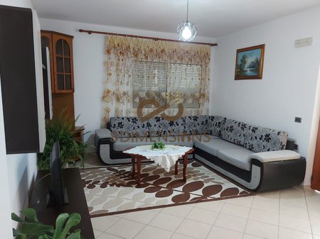 Jepet me qera shtepi 2+1 ne katin e pare te nje vile tek Bulevardi Zogu I (ID D8242A-231)
