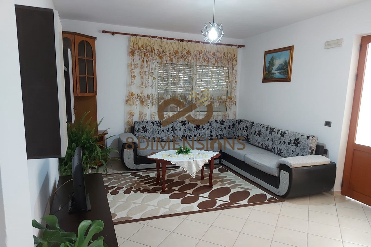 Jepet me qera shtepi 2+1 ne katin e pare te nje vile tek Bulevardi Zogu I (ID D8242A-231)
