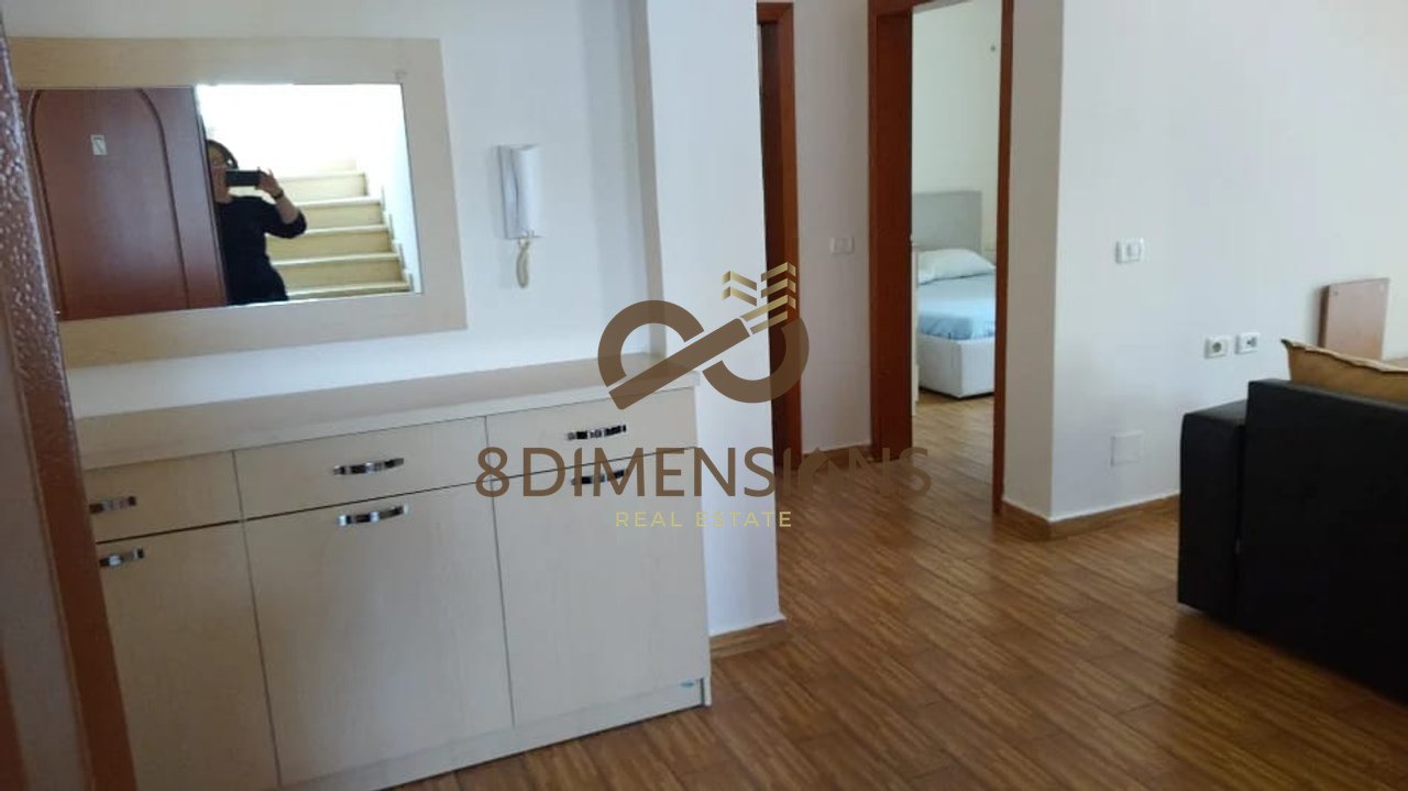 Jepet me qera apartament  1+1 tek Komuna e Parisit ne Tirane (ID D8141A-134 )