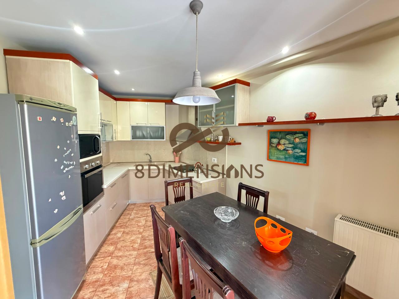 Jepet me qera Apartament 2+1+2 Tek Rruga e Barrikadave  D8242A-244