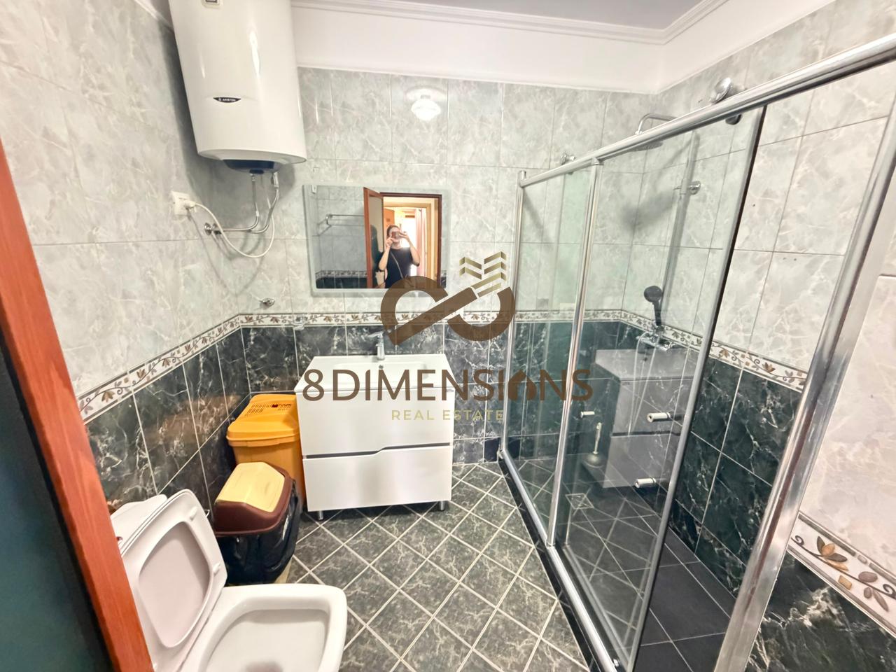 Jepet me qera Apartament 2+1+2 Tek Rruga e Barrikadave  D8242A-244
