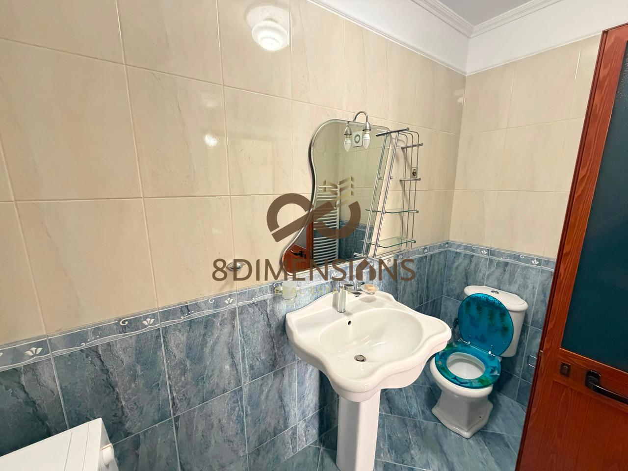 Jepet me qera Apartament 2+1+2 Tek Rruga e Barrikadave  D8242A-244