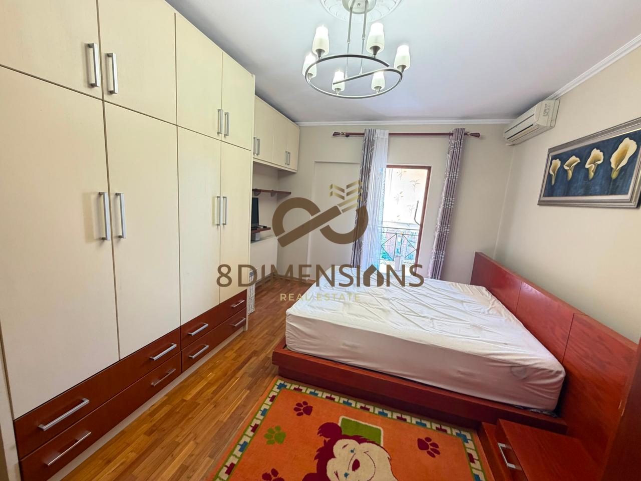 Jepet me qera Apartament 2+1+2 Tek Rruga e Barrikadave  D8242A-244