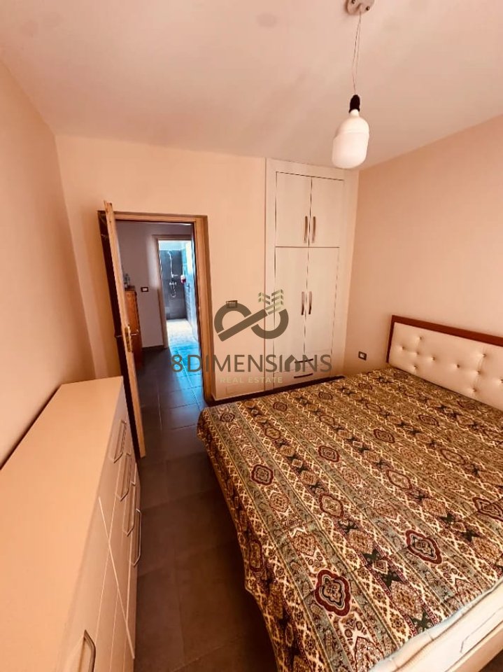 Affittasi appartamento 1+1 vicino alla Scuola Unita a Tirana (ID D8241Z-66)
