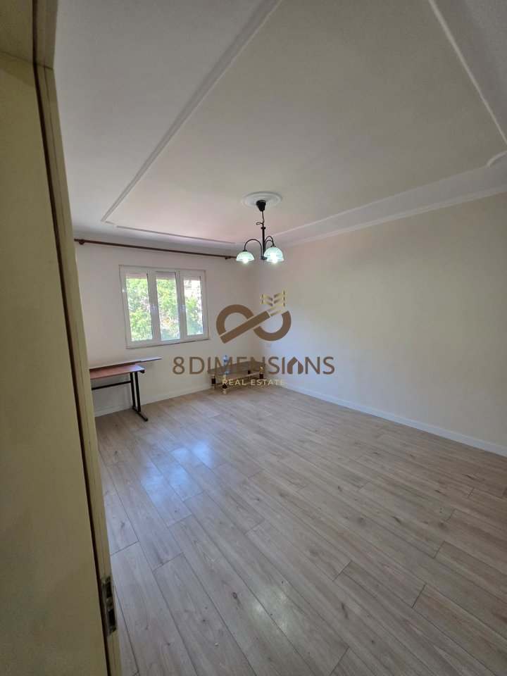 Shitet Apartament 1+1 tek  Irfan Tomini prane shkolles “26 Nentori” ne Tirane (ID D8141Z-32 )