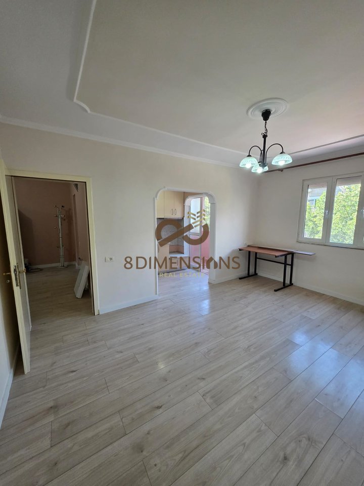 Shitet Apartament 1+1 tek  Irfan Tomini prane shkolles “26 Nentori” ne Tirane (ID D8141Z-32 )