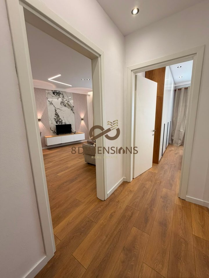 Shitet Apartament 1+1 ne 21 Dhjetor prane rruges Muhamet Gjollesha (D8141A-141)