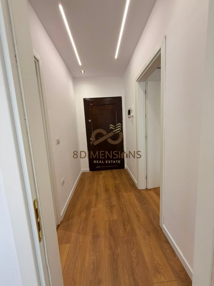 Shitet Apartament 1+1 ne 21 Dhjetor prane rruges Muhamet Gjollesha (D8141A-141)