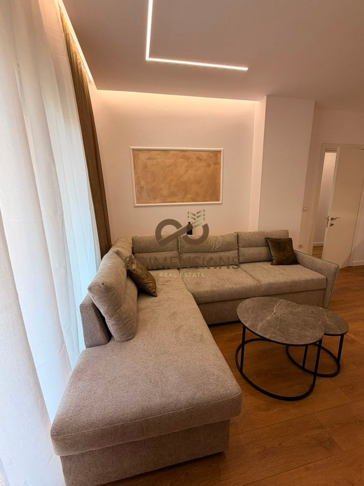 Shitet Apartament 1+1 ne 21 Dhjetor prane rruges Muhamet Gjollesha (D8141A-141)