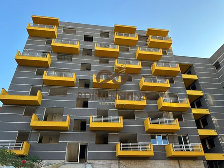 Shitet Apartament 2+1 tek pallatet e Tom Doshit me hipotekë