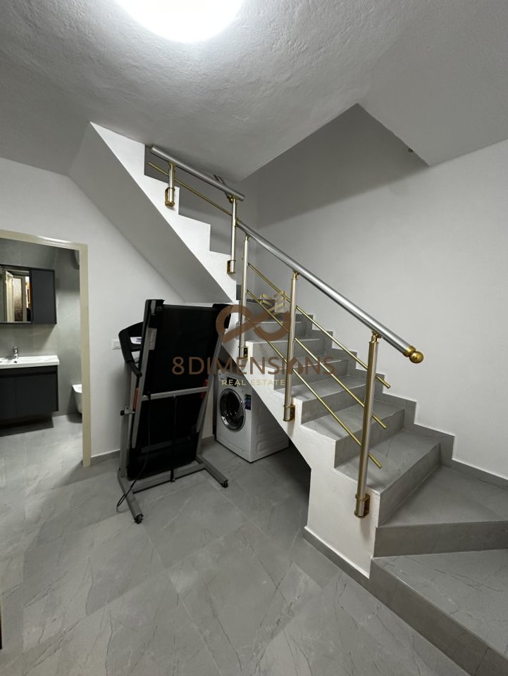 Affittasi duplex 2+1 in casa privata vicino alla Facoltà di Scienze Naturali.