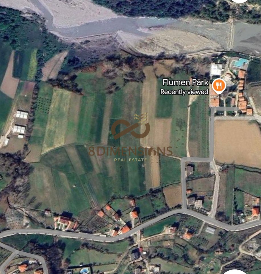 TOKË NE SHITJE PRANE FLUMEN PARK