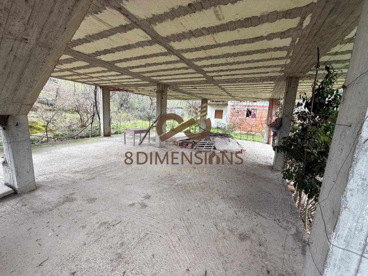 SHTEPI PRIVATE NE SHITJE PRANE FLUMEN PARK