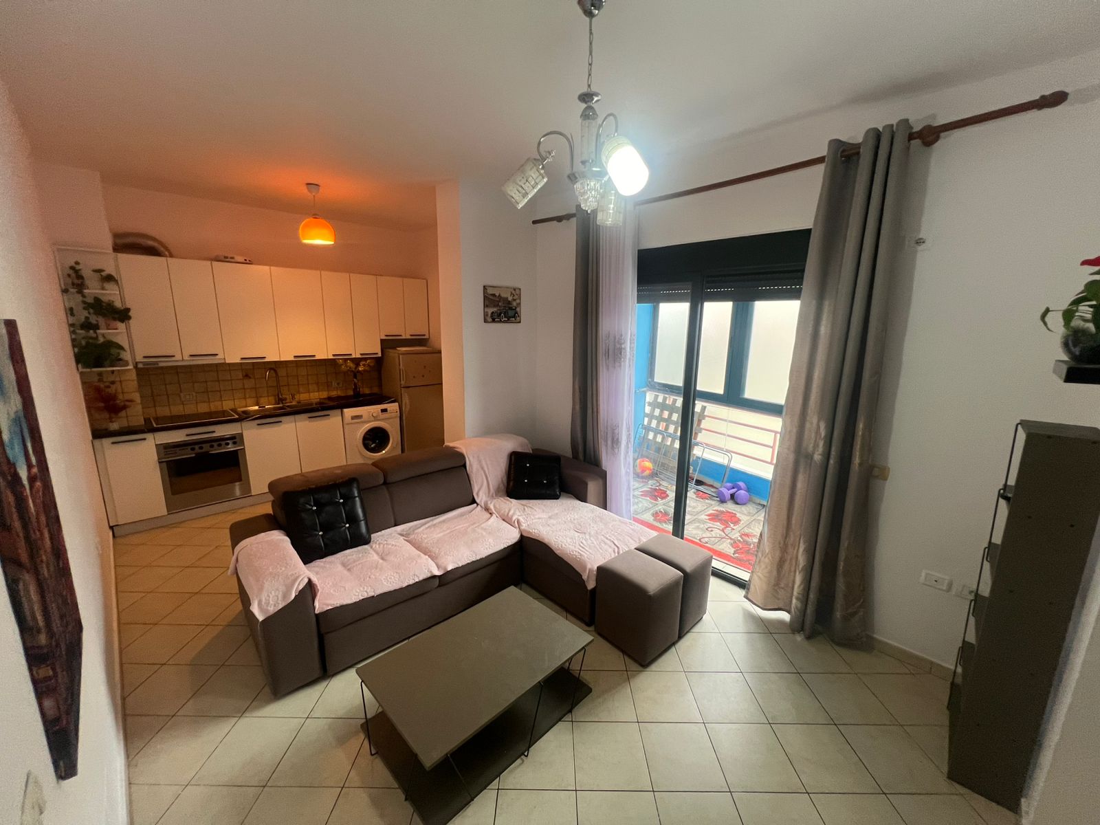 Shitet Apartament 1+1 në Kombinat, pranë Big Market. D8141A-25