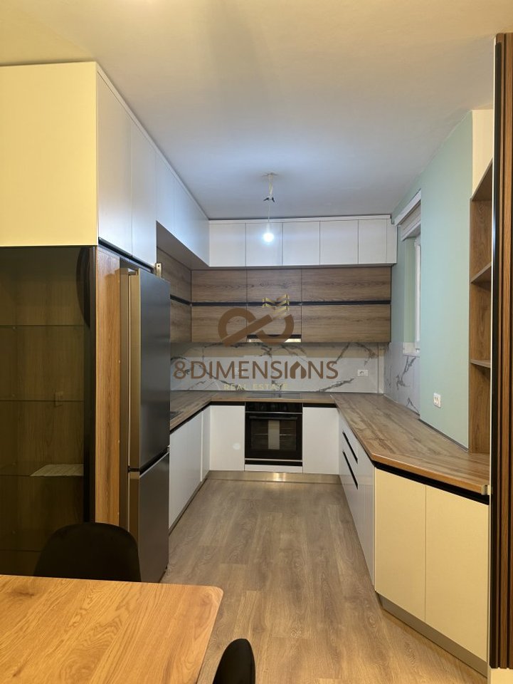 Duplex 2+1 arredato in modo moderno in affitto vicino al Lago Secco a Tirana.