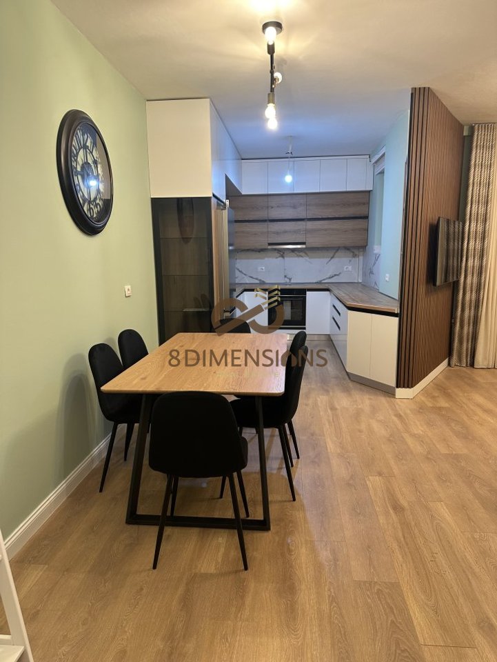 Duplex 2+1 arredato in modo moderno in affitto vicino al Lago Secco a Tirana.